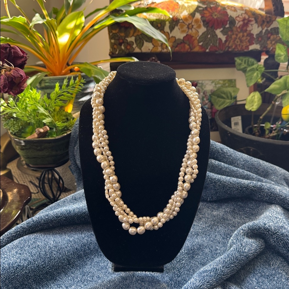 Beautiful Faux Pearl Necklace